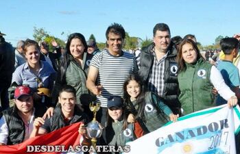 las-familias-morel-y-centurion-propietarias-del-crack-chico-negro-ganador-del-clasico-en-las-garzas-gentileza-de-desde-las-gateras-224612000000-1594445.jpg