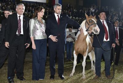 El presidente Mario Abdo Benítez (c) recibió anoche un caballo como presente, en el ruedo central de la Expo 2019.