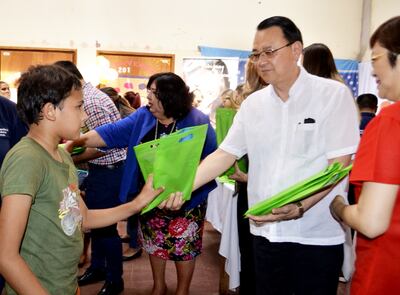 El embajador de Taiwán, Dr. Diego Chou, su esposa Celia Chou (der.) y la ministra Teresa Martínez entregaron los obsequios.