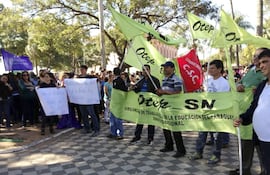 los-docentes-de-la-fep-y-de-la-otep-sn-ayer-durante-la-movilizacion-frente-al-congreso--200320000000-582716.jpg