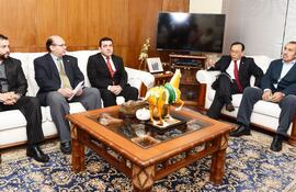 medicos-del-hospital-de-itaugua-los-doctores-daniel-campos-pedro-corvalan-director-y-gustavo-v-ortiz-junto-al-embajador-de-taiwan-jose-maria-200710000000-1323601.jpg