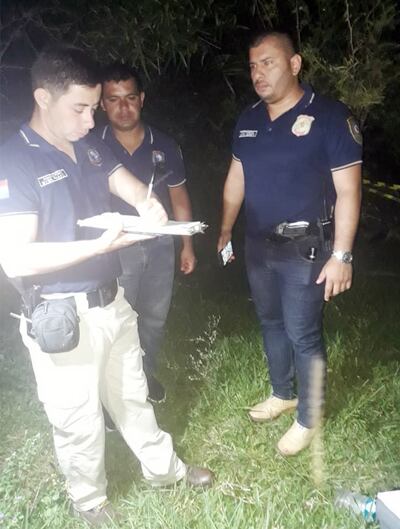 Policías de investigaciones de Misiones recabando datos en el lugar donde se encontró el cuerpo de la niña de 13 años.