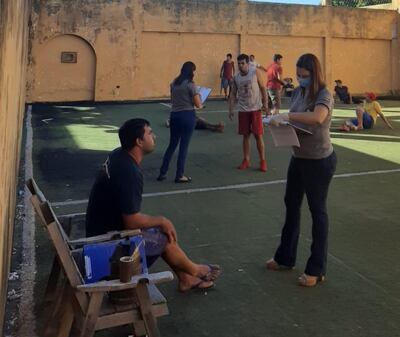 Funcionarias del Ministerio Público anotan los datos personales de los detenidos, en el predio de la comisaría 16ª, del barrio San Pablo, de Asunción.