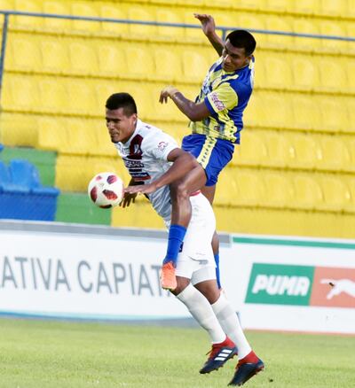 Choque de “gigantes”. Jorge Paredes se trepa sobre Óscar “Chiquito” Giménez, quien aguanta y gana la posición del balón. Buen partido del delantero de River, que luego se retiró lesionado.