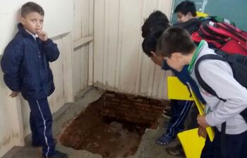 los-alumnos-de-la-escuela-12-de-junio-de-coronel-oviedo-observan-el-pozo-formado-en-el-aula-del-7-grado--212558000000-1464453.jpg