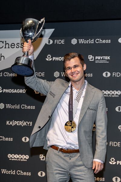 Magnus Carlsen, campeón del mundo de ajedrez, subastará la chaqueta original con la que que ganó el Campeonato del Mundo de Ajedrez en 2018 para beneficiar la enseñanza de dicha disciplina en nuestro país.