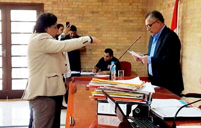 El concejal Celso Miranda “Kelembu” (i) durante su juramento ayer como nuevo titular de la Junta Municipal de Ciudad del Este (CDE).