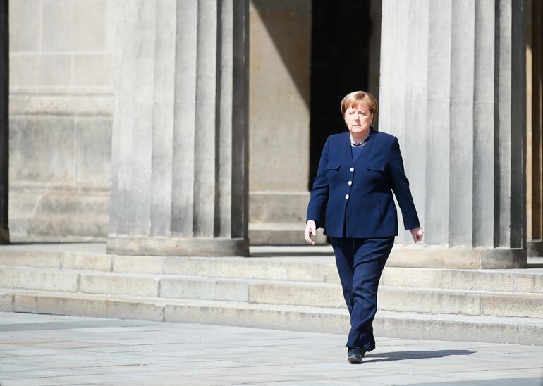 La canciller alemana Angela Merkel durante una ceremonia de conmemoración del aniversario 75 del fin de la Segunda Guerra Mundial, en el memorial Neue Wache en Berlín.