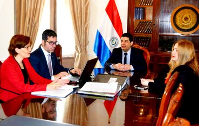 El equipo de tres  fiscales tomó declaración al vicepresidente de la República,  Hugo Velázquez (c), desde las 8:00 hasta las 14:45 en el marco del acta entreguista de Itaipú al Brasil.