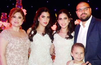 las-gemelas-en-compania-de-sus-padres-lourdes-ramos-y-jose-cabrera-y-su-hermana--191215000000-1775220.jpg