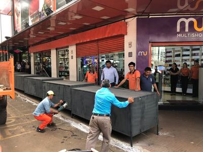 Los funcionarios proceden esta tarde a despejar la vereda.