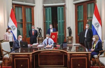 Reunión del presidente Mario Abdo junto a los principales miembros de su gabinete para definir la calendarización de la apertura de la cuarentena.