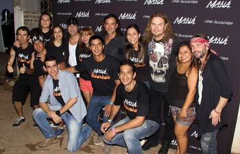 integrantes-del-club-de-fans-manaticos-del-paraguay-de-la-banda-mexicana-de-rock-latino-mana-posan-con-el-grupo-durante-su-presencia-en-asuncion-222152000000-1498220.jpg