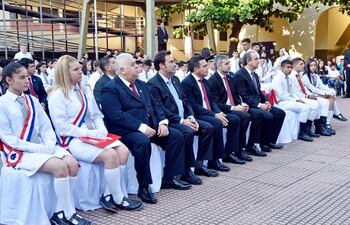 el-presidente-mario-abdo-benitez-c-comparte-con-autoridades-y-mejores-alumnos-del-cnc-entre-ellos-la-mejor-egresada-maria-emilia-gonzalez-varga-220302000000-1785201.jpg