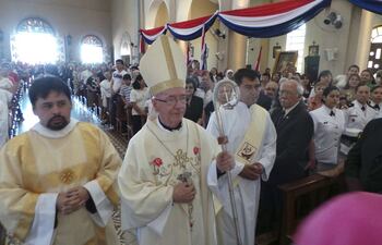 el-cardenal-claudio-hummes-ingresa-a-la-catedral-de-encarnacion-expreso-que-la-iglesia-debe-acercarse-a-los-mas-pobres-y-estar-de-su-lado--193329000000-627926.jpg