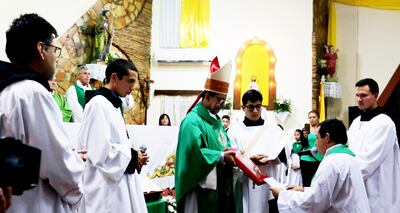 Durante la misa concelebrada, monseñor Pedro Collar entregó el decreto 41/2020 al presbítero Bernardo Ríos.