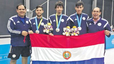 Benjamín Real (d), presidente  de la FPTM, junto al equipo  paraguayo que había tomado parte de los Juegos Panamericanos Lima, en el año 2019.