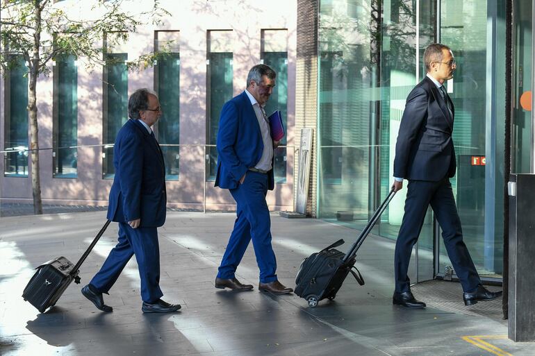 Los abogados del Barcelona, Carles McCragh Pruja, Quim Torrecillas y Josep Maria Costa, llegando a la corte.