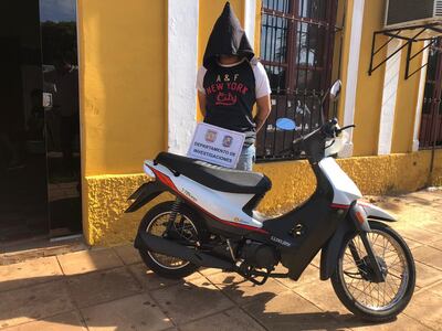El detenido César Alberto Samudio junto a la motocicleta robada.