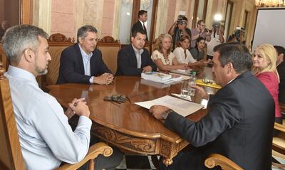 Mario Abdo (izq.) escucha al ministro de Educación, Eduardo Petta (der.), ayer a la mañana en el Palacio de López.