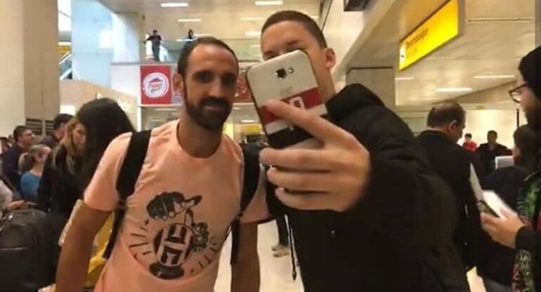 Juanfran en su llegada al aeropuerto.