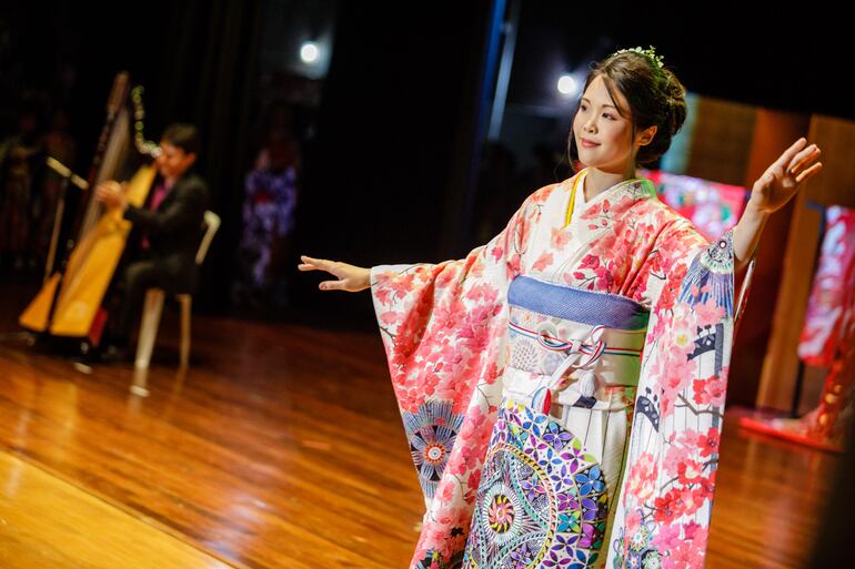 El momento cumbre de la noche fue cuando exhibieron el tan anunciado kimono dedicado al Paraguay, con los colores de nuestra bandera.