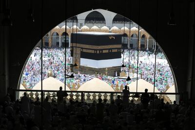 Los peregrinos musulmanes realizan Tawaf (dando vueltas) alrededor de la Kaaba dentro de la mezquita al-Haram al-Sharif, en preparación del inicio de la peregrinación Hajj 2019, La Meca, Arabia Saudita.