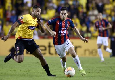 Óscar Ruiz se proyecta con la pelota ante la marca de Gabriel Marques. Tuvo para empatar, pero el arquero acalló el grito.