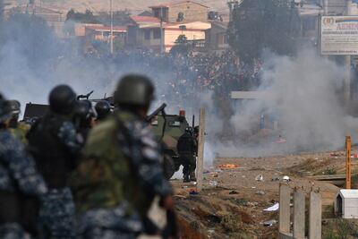 Militares y policías bolivianos se enfrentan a cientos de manifestantes en Cochabamba, Bolivia.