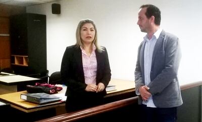 La fiscala Daniela Benítez y el arpista Sixto Corvalán, en la sala de audiencias, tras la suspensión del juicio previsto para ayer.