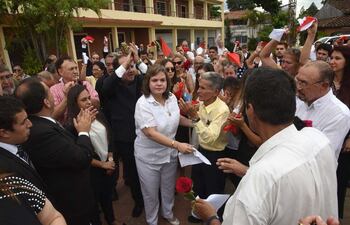los-hermanos-gustavo-arnaldo-y-lilian-samaniego-ayer-en-la-seccional-colorada-n-12-del-barrio-san-vicente--205645000000-1529302.jpg