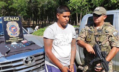 Gustavo Adolfo Velázquez Moreno y atrás, las dosis de cocaína que tenía dispuestas para su venta en la zona.