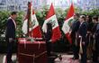 El presidente de Perú, Martín Vizcarra (i), toma juramento de la la nueva ministra de Economía y Finanzas, María Antonieta Alva Luperdi (c), este jueves en el Palacio de Gobierno en Lima (Perú).