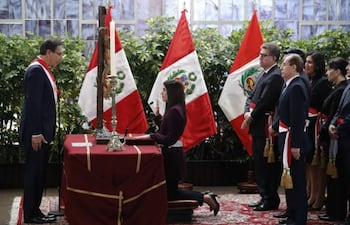 El presidente de Perú, Martín Vizcarra (i), toma juramento de la la nueva ministra de Economía y Finanzas, María Antonieta Alva Luperdi (c), este jueves en el Palacio de Gobierno en Lima (Perú).