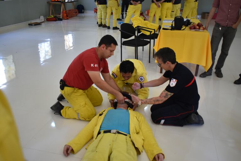 Expertos franceses capacitan a bomberos de Paraguay.