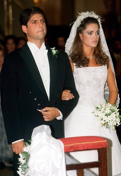 Puros nervios y emoción. Los novios ante el altar de la Catedral Metropolitana recibiendo la bendición nupcial hace 20 años.