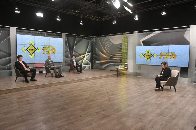 El Dr. Juan Carlos Portillo, director de servicios de Salud del MSP; el ministro de Salud, Julio Mazzoleni, y el director de Vigilancia de la Saludo, Guillermo Sequera hoy, en ABC.