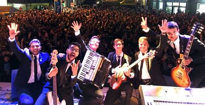 Los integrantes de Polka Stereo tras una presentación en el marco del aniversario de Concepción. La agrupación realiza constantes conciertos en Asunción y también ofreció, en octubre pasado, varios shows en Buenos Aires.