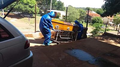 El féretro fue llevado de la morgue directo al cementerio para su entierro.