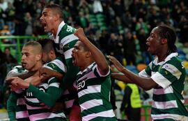 islam-slimani-es-congratulado-por-sus-companeros-luego-de-haber-anotado-un-gol-en-la-victoria-del-sporting-lisboa-sobre-el-braga-201821000000-1054012.JPG