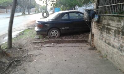 Auto abandonado obstruye el paso peatonal.