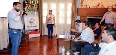 El presidente de la Comisión de Defensa de la Propiedad Privada de la Rural, Abog. Diego Torales, dirigiéndose a los miembros de la Conaderna, senadores Blas Lanzoni y Juan Afara y demás personalidades que visitaron la reserva natural privada Morombí.