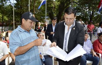 el-diputado-victor-bogado-observa-facturas-de-ande-entregadas-por-ciriaco-arias-de-la-comision-de-lucha-contra-el-mal-servicio-de-la-ande--212921000000-530073.jpg