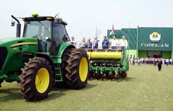 acto-simbolico-del-inicio-de-siembra-sojera-2017-2018-que-se-hizo-el-jueves-ultimo-en-minga-pora-alto-parana--205614000000-1629468.jpg