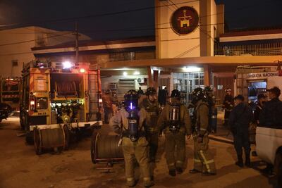 Bomberos acudieron a colaborar en las tareas de enfriamiento en el sector donde hubo incendio.