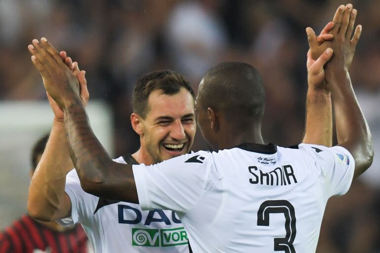 El festejo de los hombres del local tras el gol que definió el partido.