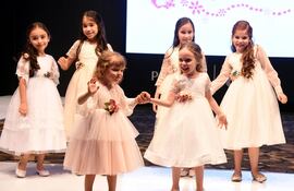 tiffy-bella-presento-una-coleccion-de-princesas-las-pequenas-modelos-desfilaron-los-mas-tiernos-y-delicados-vestidos-con-apliques--200647000000-1833389.jpg