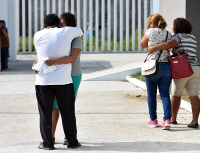 Familiares de las víctimas de la masacre en el bar Caballo Blanco aguardan información frente a la Fiscalía mexicana.