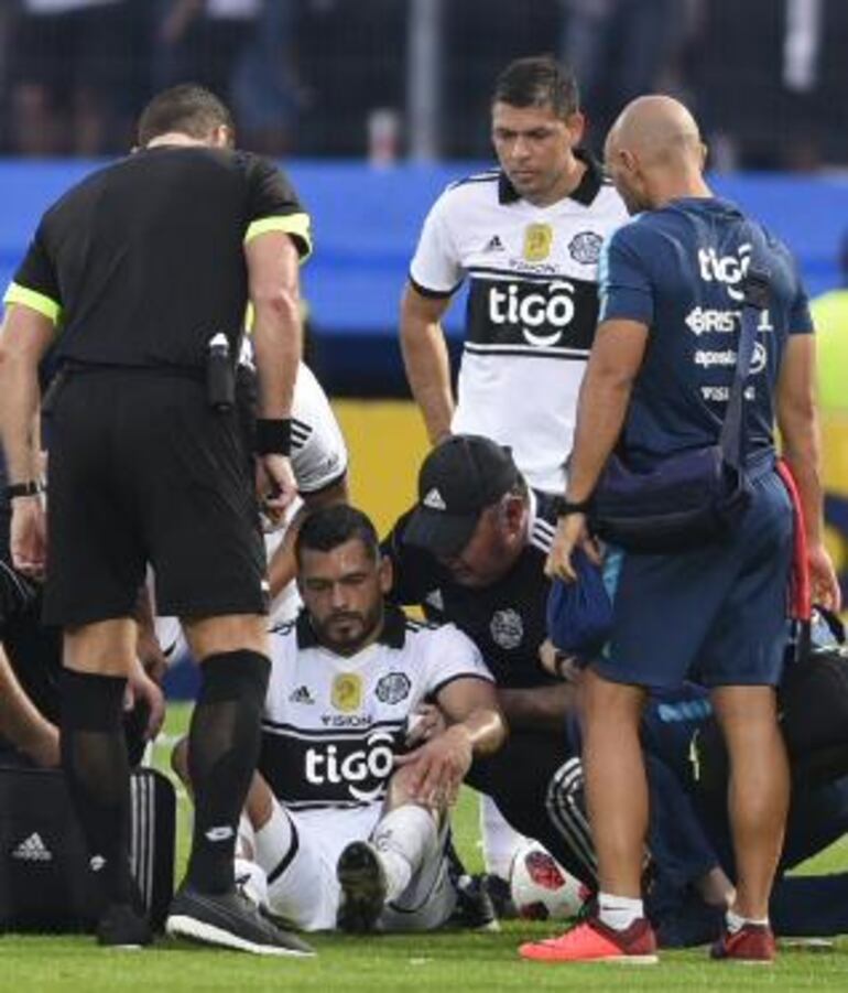 Samudio intentando recuperarse luego del golpe.