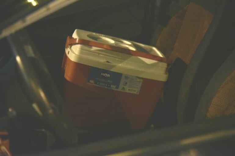 El conductor llevaba una conservadora en el&nbsp;asiento del acompa&ntilde;ante. Foto: Roberto Zarza.